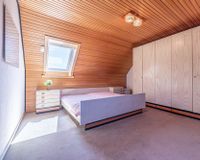 Schlafzimmer mit viel Platz